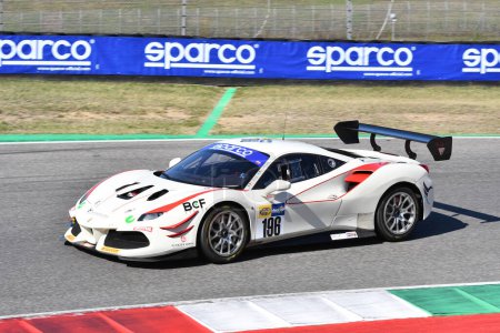 Téléchargez les photos : Scarperia, 29 septembre 2023 : Ferrari 488 de l'équipe Easy Race conduite par Del Col Leonardo et Biagi Thomas en action lors de la pratique du Championnat d'Italie sur le circuit de Mugello. Italie. - en image libre de droit