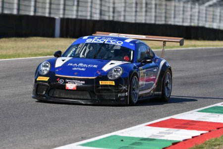 Téléchargez les photos : Scarperia, 29 septembre 2023 : Porsche 991 conduite par Grisi Alberto et Abbati Massimo en action lors de la pratique du Championnat d'Italie au Mugello Circuit. Italie. - en image libre de droit