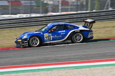 Téléchargez les photos : Scarperia, 29 septembre 2023 : Porsche 991 conduite par Grisi Alberto et Abbati Massimo en action lors de la pratique du Championnat d'Italie au Mugello Circuit. Italie. - en image libre de droit