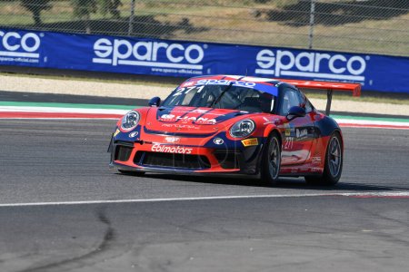 Téléchargez les photos : Scarperia, 29 septembre 2023 : Porsche 991.2 GT3 CUP de l'équipe Ebimotors conduite par Piccioli Gianluigi en action lors de la pratique du Championnat d'Italie sur le circuit de Mugello. Italie - en image libre de droit