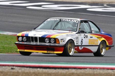 Foto de Scarperia, 2 de abril de 2023: BMW 635 CSi 1983 en acción durante el Mugello Classic 2023 en el Circuito de Mugello en Italia. - Imagen libre de derechos