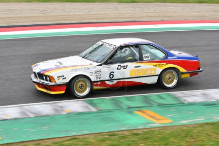 Foto de Scarperia, 2 de abril de 2023: BMW 635 CSi 1983 en acción durante el Mugello Classic 2023 en el Circuito de Mugello en Italia. - Imagen libre de derechos