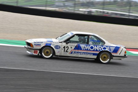 Foto de Scarperia, 2 de abril de 2023: BMW 635 CSi 1984 en acción durante el Mugello Classic 2023 en el Circuito de Mugello en Italia. - Imagen libre de derechos