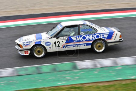 Foto de Scarperia, 2 de abril de 2023: BMW 635 CSi 1984 en acción durante el Mugello Classic 2023 en el Circuito de Mugello en Italia. - Imagen libre de derechos