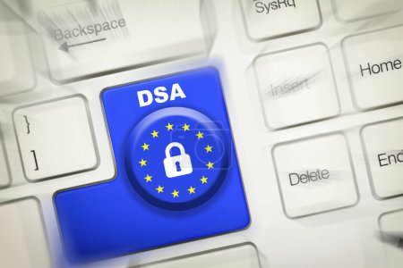 Téléchargez les photos : Concept de loi sur les services numériques (DSA) : Entrer la touche sur le clavier d'ordinateur avec drapeau européen, symbole de cadenas et le texte "DSA" Loi sur les services numériques - en image libre de droit