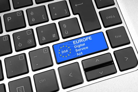 Téléchargez les photos : Concept de loi sur les services numériques (DSA) : Entrer la touche sur le clavier d'ordinateur avec drapeau européen, et le texte "DSA" Loi sur les services numériques - en image libre de droit