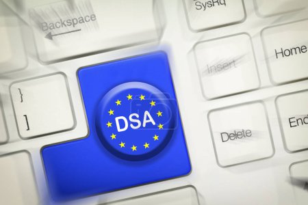 Konzept des Digital Services Act (DSA): Eingabe der Taste auf der Computertastatur mit Europaflagge und dem Text "DSA" Digital Services Act