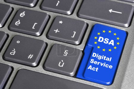Téléchargez les photos : Concept de loi sur les services numériques (DSA) : Entrer la touche sur le clavier d'ordinateur avec drapeau européen, et le texte "DSA" Loi sur les services numériques - en image libre de droit