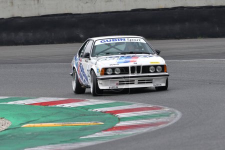 Foto de Scarperia, 2 de abril de 2023: BMW 635 CSi 1985 en acción durante el Mugello Classic 2023 en el Circuito de Mugello en Italia. - Imagen libre de derechos