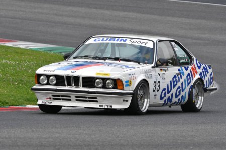 Foto de Scarperia, 2 de abril de 2023: BMW 635 CSi 1985 en acción durante el Mugello Classic 2023 en el Circuito de Mugello en Italia. - Imagen libre de derechos