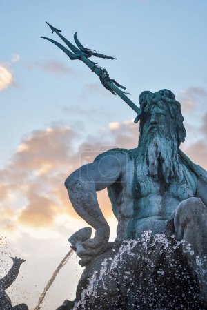 Téléchargez les photos : Fontaine en cuivre de Neptune avec un trident (Neptunbrunnen) à Berlin au coucher du soleil - en image libre de droit