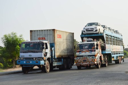Téléchargez les photos : PAKISTAN PUNJAB 2023 14 MARS : Camion pakistanais sur l'autoroute en direction du périphérique de Lahore. CPEC. Pak en Chine. Chine à pak. camion de chargement avec du gaz et du pétrole. Transport. Transport pakistanais. - en image libre de droit