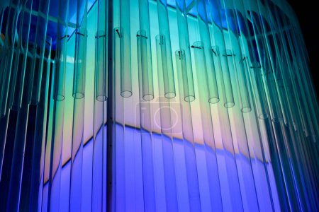 Foto de Primer plano Luz colorida de neón sobre fondo de sombra azul y negro, fondo abstracto luz y línea pastel de neón, hermosa luz azul - Imagen libre de derechos