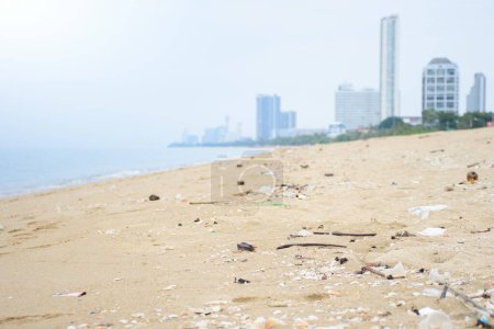 Pattaya, Thailand - 19. Oktober 2023: Strandmüll und Meeresmüll verursachen Meeresverschmutzung unter Landschaften Stadt und blauem Himmel Hintergrund.