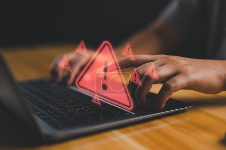 El usuario está utilizando la computadora con señal de advertencia de precaución triangular para el error de notificación y el concepto de mantenimiento. Ataques de hackers y piratería de datos, delitos cibernéticos, ransomware, phishing, spyware, ciberseguridad.