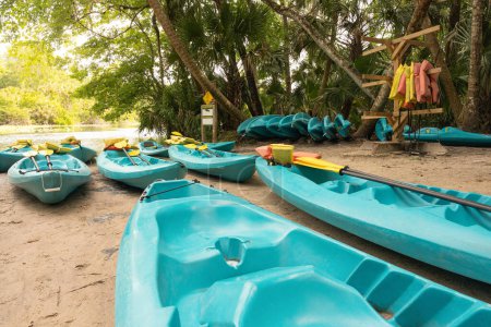 Téléchargez les photos : Kayaks bleus reposant sur la côte sablonneuse de la lagune - en image libre de droit