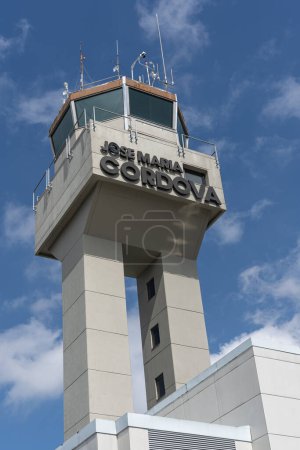Foto de Medellín, Colombia. 30 de septiembre de 2023. Torre de control del aeropuerto José María Córdoba en un día azul - Imagen libre de derechos
