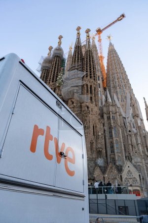 Téléchargez les photos : Barcelone, Espagne. 12-08-2023. RTVE Présence à la Sagrada Familia. Un véhicule orné du logo de RTVE, la Société espagnole de radio et de télévision, dans le contexte de la Sagrada Familia - en image libre de droit