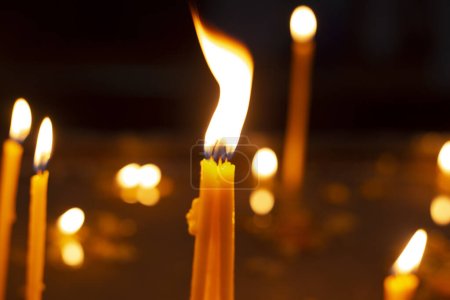 Foto de Grandes velas largas en una iglesia - Imagen libre de derechos
