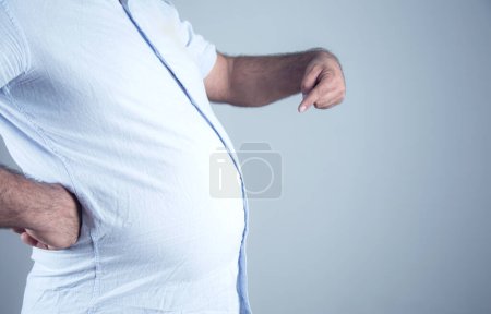 Téléchargez les photos : Gros homme en chemise bleue - en image libre de droit
