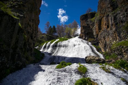 Chute d'eau Jermuk sur la rivière Arpa en Arménie
