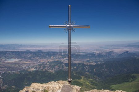 Téléchargez les photos : Croix chrétienne en métal au sommet d'une haute montagne - en image libre de droit
