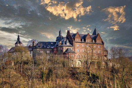 Téléchargez les photos : Vue du château de Rammelburg près de Mansfeld dans l'état de Saxe-Anhalt avec un ciel mystique - en image libre de droit
