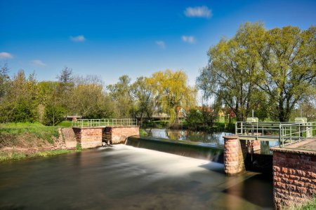 Téléchargez les photos : Vue d'une rivière avec barrage près de Sangerhausen - en image libre de droit