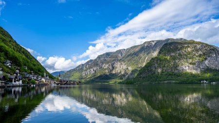 Téléchargez les photos : Vue sur le lac de Hallstatt en Autriche avec ses montagnes et son ciel bleu - en image libre de droit