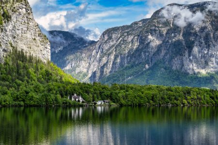 Téléchargez les photos : Vue sur le lac de Hallstatt en Autriche avec ses montagnes et son ciel bleu - en image libre de droit