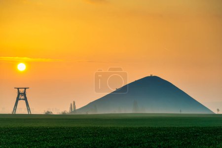 Téléchargez les photos : Lever du soleil à la tour d'extraction de la mine de cuivre près de Nienstedt en Saxe-Anhalt - en image libre de droit