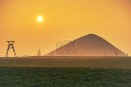 Téléchargez les photos : Lever du soleil à la tour d'extraction de la mine de cuivre près de Nienstedt en Saxe-Anhalt - en image libre de droit