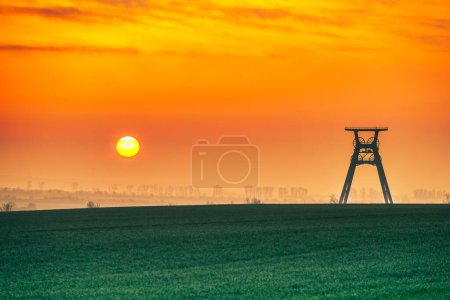 Téléchargez les photos : Lever de soleil à la tour d'extraction de la mine de cuivre - en image libre de droit