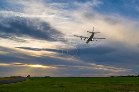 Foto de Un avión volando bajo al aterrizar en el aeropuerto de Leipzig - Imagen libre de derechos