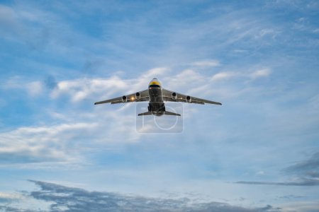 Téléchargez les photos : Un avion volant bas à l'atterrissage à l'aéroport de Leipzig - en image libre de droit