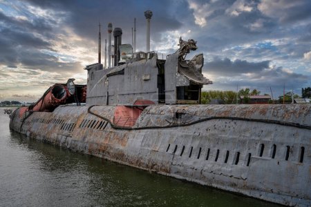Téléchargez les photos : Vue d'un vieux sous-marin à Peenemuende sur la mer Baltique sur l'île d'Usedom - en image libre de droit