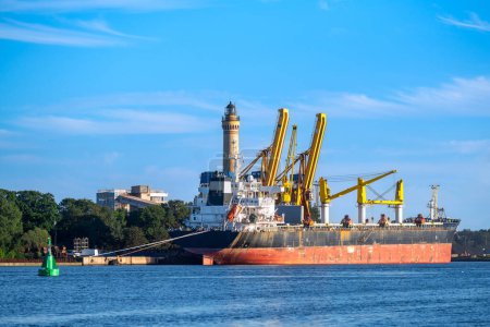 Foto de Una vista del puerto de Winoujcie en el Mar Báltico con el antiguo faro en el fondo - Imagen libre de derechos