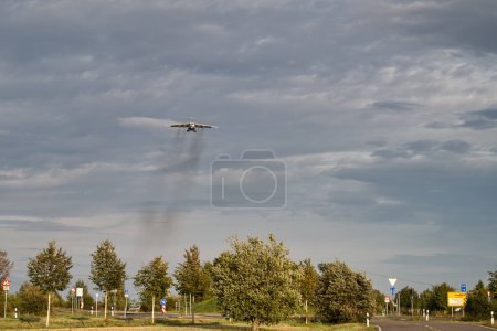 Téléchargez les photos : Un avion volant bas à l'atterrissage à l'aéroport de Leipzig - en image libre de droit