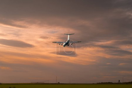 Foto de Un avión volando bajo al aterrizar en el aeropuerto de Leipzig - Imagen libre de derechos