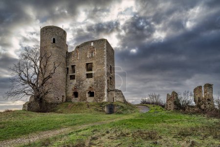 Téléchargez les photos : Vue du château d'Arnstein en hiver avec des nuages sombres dans le ciel - en image libre de droit