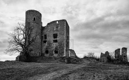 Téléchargez les photos : Vue du château d'Arnstein en hiver avec des nuages sombres dans le ciel - en image libre de droit