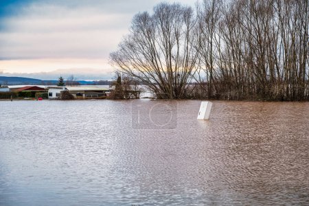 Téléchargez les photos : Inondations au camping Kelbra sur le réservoir Helme - en image libre de droit