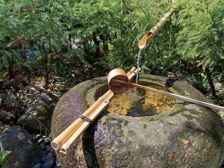 Foto de Lavabo de piedra para la decoración del jardín japonés, orientación al paisaje - Imagen libre de derechos