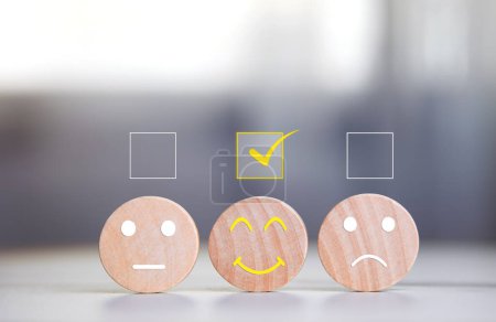 Foto de Cubos de madera con la sonrisa y el icono de satisfacción sobre fondo blanco. - Imagen libre de derechos