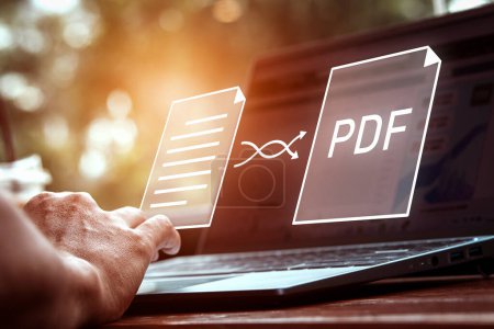 Convertir archivos PDF con programas en línea. Los usuarios convierten archivos de documentos en una plataforma mediante una conexión a Internet en los escritorios. concepto de tecnología transforma documentos en formatos de documentos portátiles.