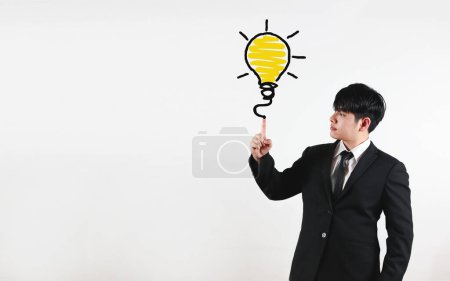 Foto de Presentación de ideas. Empresario dibuja una bombilla virtual sobre un fondo blanco. concepto de creatividad, nueva innovación y planificación estratégica empresarial - Imagen libre de derechos