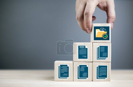 Document database management and Document Management System (DMS) (en inglés). Carpeta y símbolos de documentos en cubo de madera. con espacio de copia