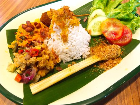 Foto de Nasi Campur Bali vegano - Vegan arroz mixto balinés. Una comida balinesa popular en forma de arroz con varios platos secundarios, esta versión se sirve para aquellos en una dieta vegana. - Imagen libre de derechos