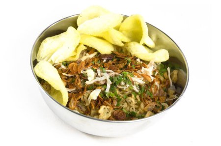 Hühnerbrei ist ein traditionelles indonesisches Gericht mit einer Kombination aus verschiedenen Zutaten wie geschreddertem Huhn, Cakwe, Sellerieblättern, gebratenen Zwiebeln, Erdnusssoße und mit Crackern verziert.