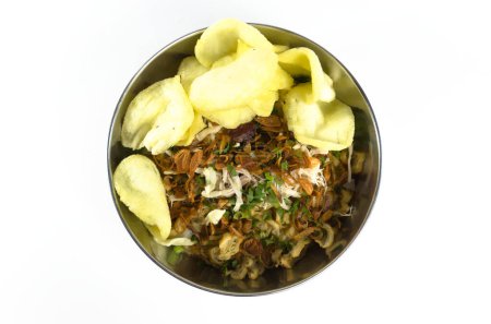 Hühnerbrei ist ein traditionelles indonesisches Gericht mit einer Kombination aus verschiedenen Zutaten wie geschreddertem Huhn, Cakwe, Sellerieblättern, gebratenen Zwiebeln, Erdnusssoße und mit Crackern verziert.